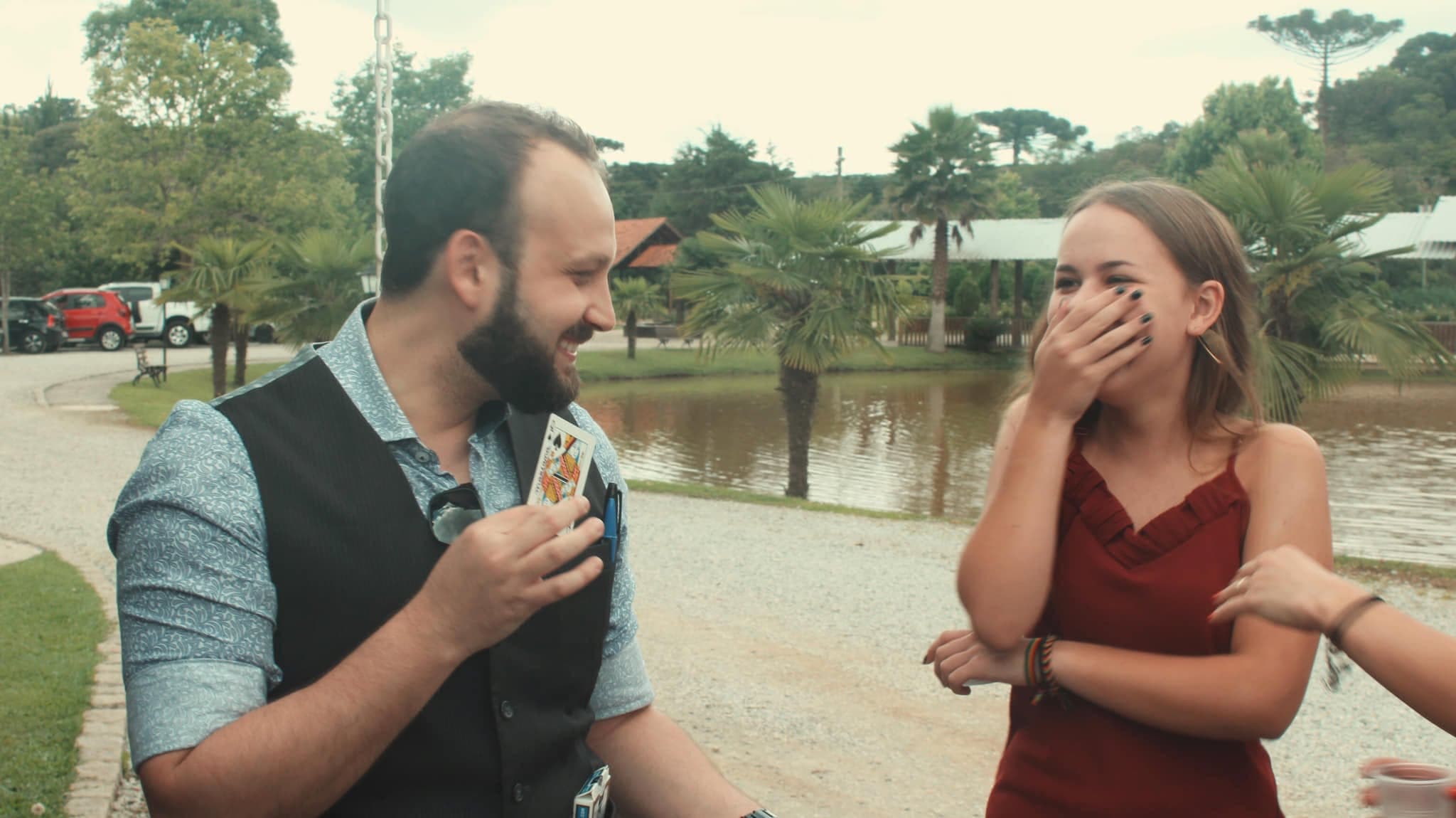Gui Parras em mágicas de proximidade.