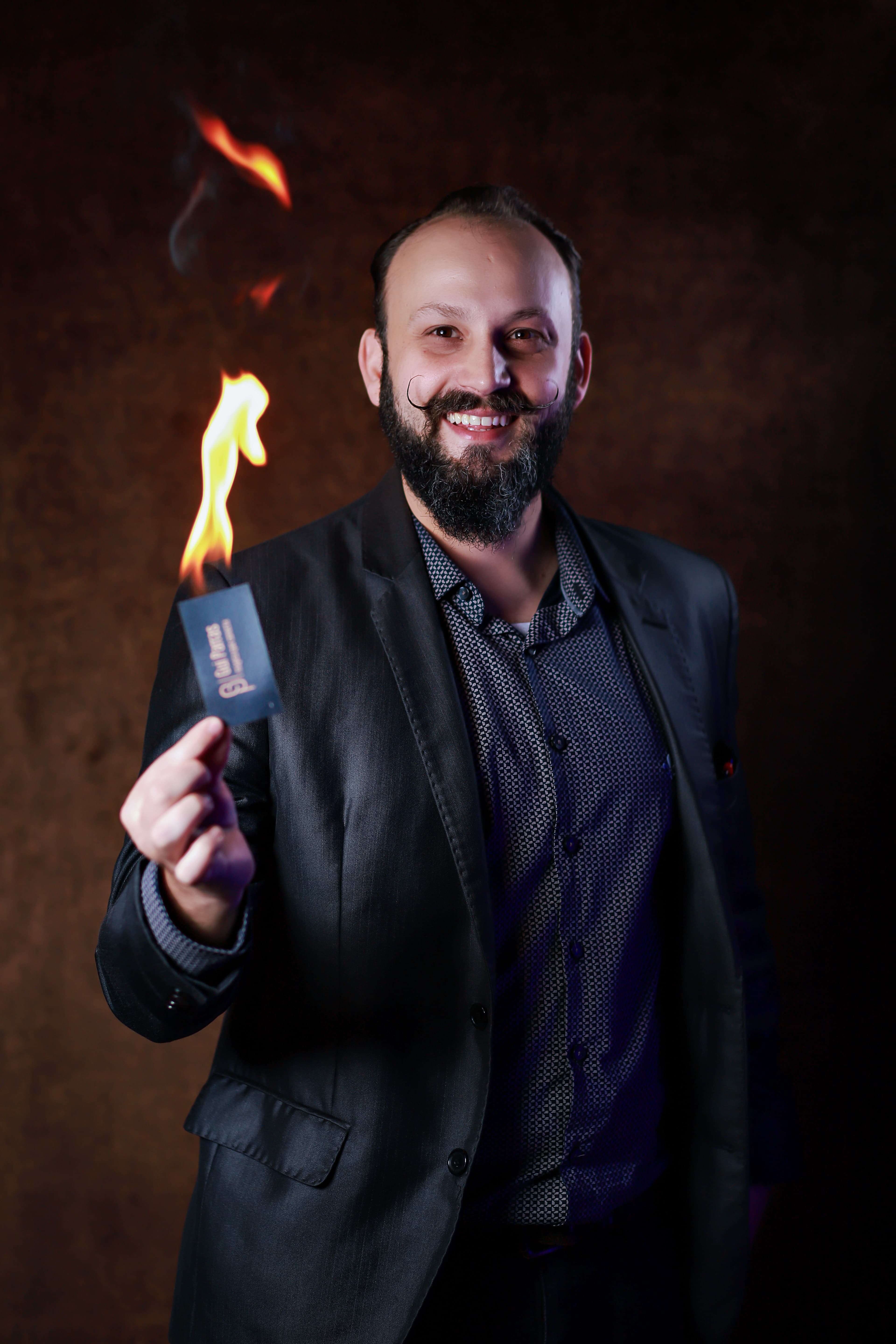 Gui Parras em retrato profissional.