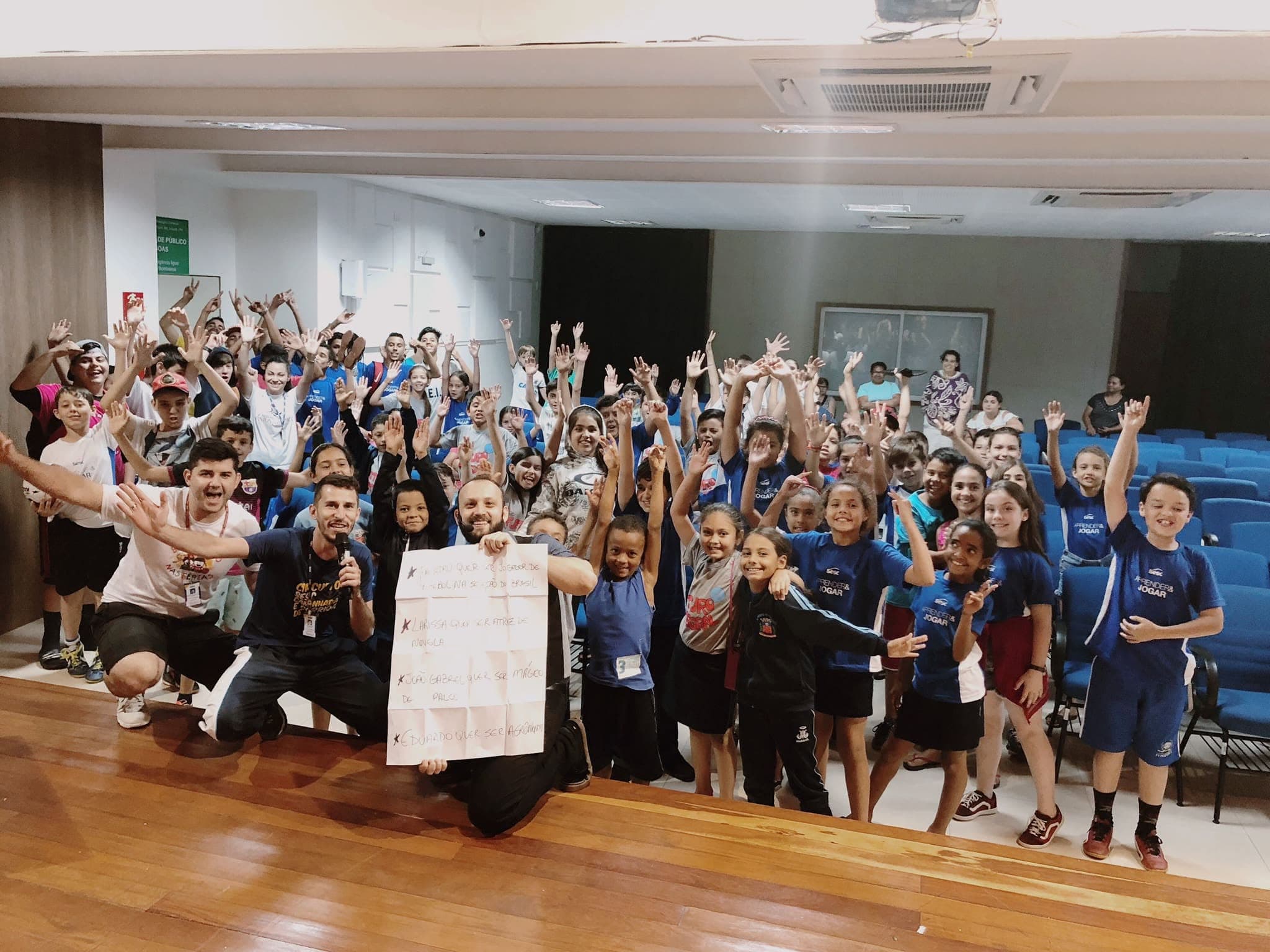 Gui Parras e participantes durante a palestra Uma Mente Criativa