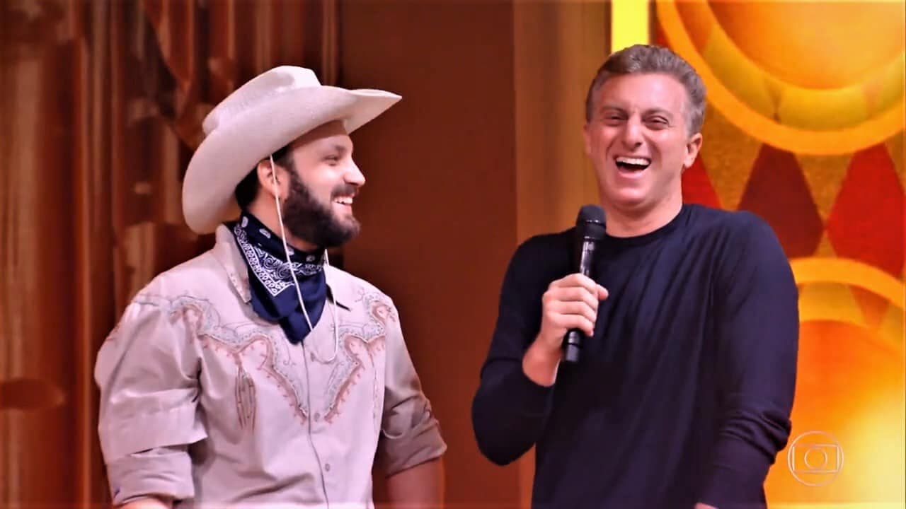 Gui Parras em registro de bastidores ao lado de um artista em atividade do clube de mágica.