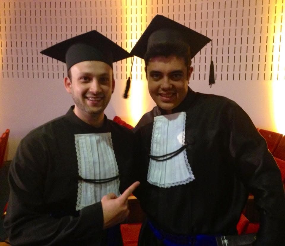Fotografia da formatura de Gui Parras ao lado de um amigo da faculdade.